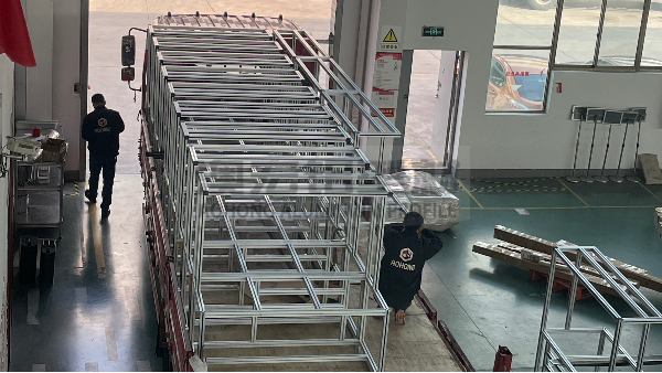 8080鋁型材如何成就汽車行業(yè)堅(jiān)固的自動(dòng)化設(shè)備機(jī)架